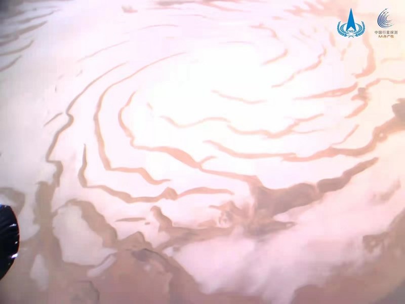 (ภาพจากองค์การบริหารอวกาศแห่งชาติจีน : ภาพถ่ายแผ่นน้ำแข็งบริเวณขั้วเหนือของดาวอังคาร เผยแพร่วันที่ 1 ม.ค. 2022)