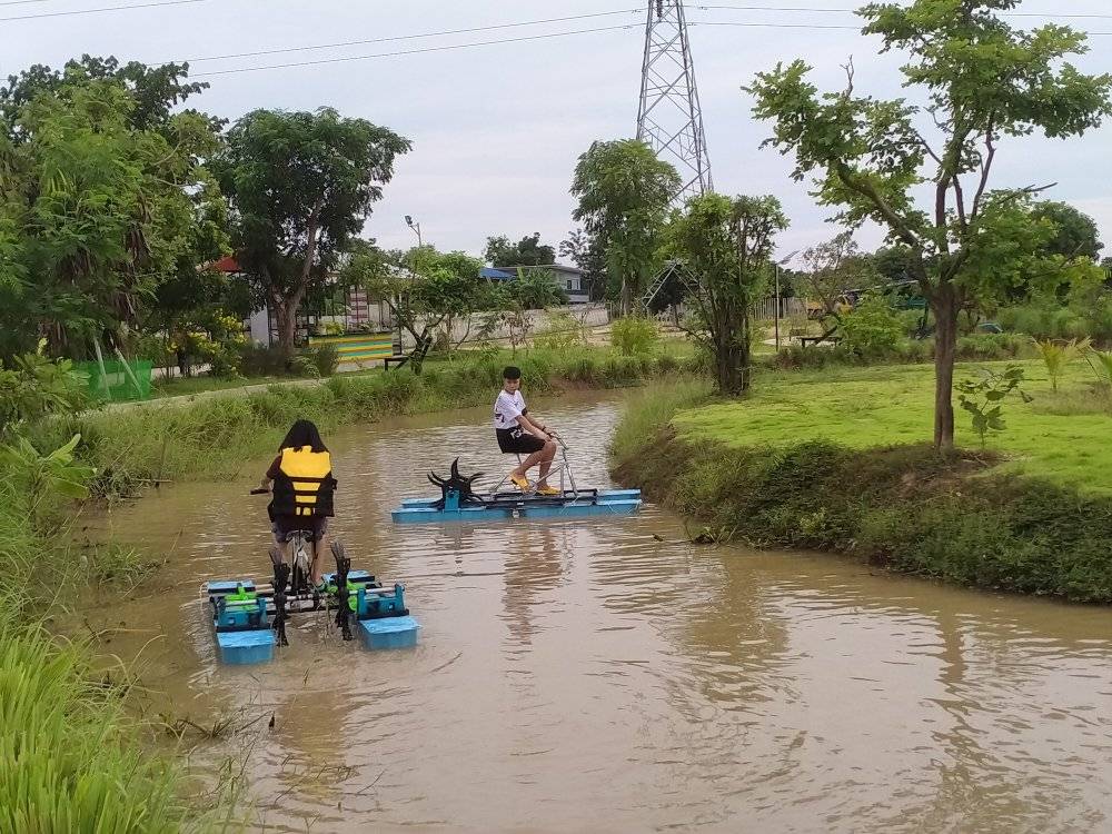 กิจกรรมปั่นจักรยานน้ำ (ภาพจากเพจปัทมานนท์ฟาร์มจระเข้)