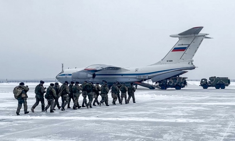 หน่วยทหารส่งกำลังทางอากาศของรัสเซีย ขึ้นเครื่องบินขนส่งทหาร ออกเดินทางจากสนามบินที่อยู่นอกกรุงมอสโกเมื่อวันที่ 6 ม.ค. มุ่งหน้าสู่คาซัคสถาน เพื่อปฏิบัติหน้าที่ในฐานะกองกำลังรักษาสันติภาพขององค์การสนธิสัญญาความมั่นคงร่วมกัน (ซีเอสทีโอ)