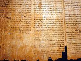 ภาพถ่ายตัวหนังสือจาก dead sea scroll หรือ หนังสือม้วนที่พบในถ้ำ 11 แห่ง ระหว่าง พ.ศ. 2490 - 2499 ในเมืองคุมรานทางตะวันตกเฉียงเหนือของทะเลเดดซี เป็นเอกสารเกี่ยวกับชาวยิวที่เขียนโดยบุคคลร่วมสมัยกับพระเยซู มีอายุประมาณ 2,000 ปี เอกสารสำคัญที่สุดคือคัมภีร์ไบเบิลภาคพันธสัญญาเก่า