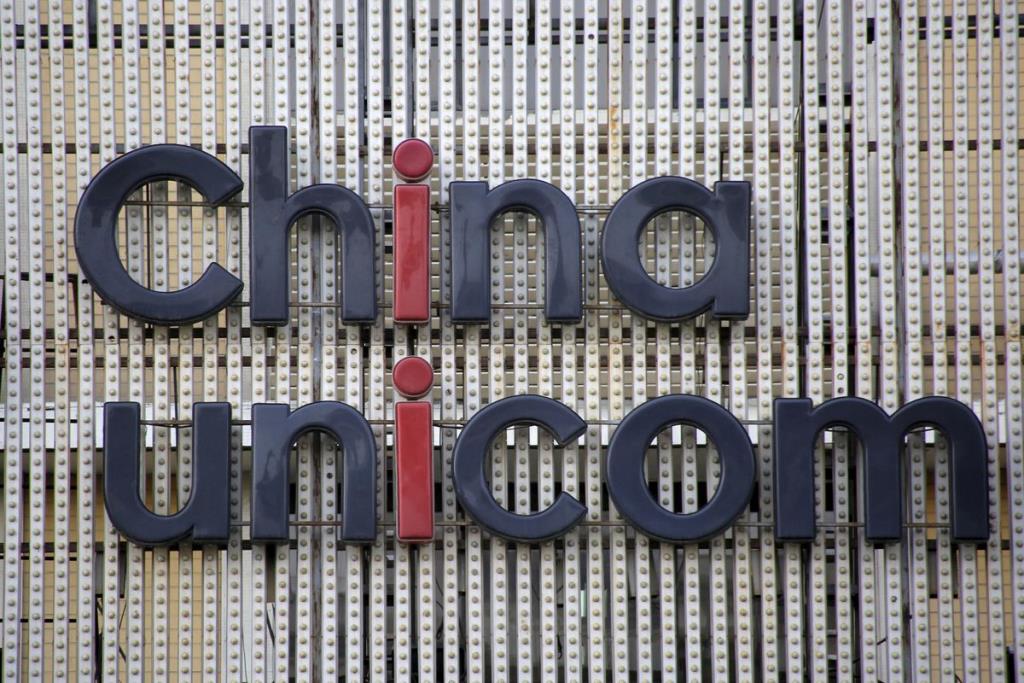 โลโก้ของบริษัทไชน่ายูนิคอมที่สำนักงานสาขาในกรุงปักกิ่งของจีนเมื่อวันที่ 21 เม.ย. 2559 – ภาพรอยเตอร์ 