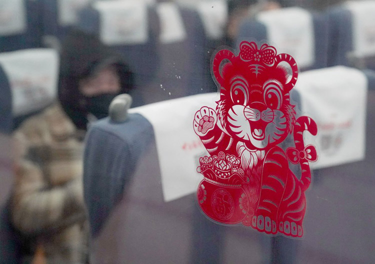 แฟ้มภาพซินหัว : สติกเกอร์ศิลปะการตัดกระดาษบนหน้าต่างรถไฟ ณ สถานีรถไฟปักกิ่งตะวันตก ในกรุงปักกิ่งของจีน วันที่ 17 ม.ค. 2022