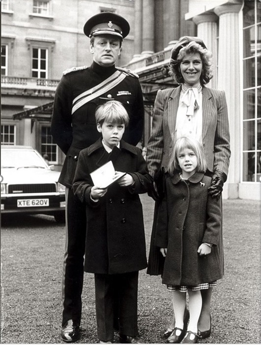 คุณนายคามิลลา พาร์กเกอร์ โบลส์ และพันโทแอนดรูว์ผู้เป็นสามี เมื่อปี 1984 พร้อมบุตรและธิดา หลังเข้าพิธีรับมอบฐานันดรท่านเซอร์ OBE ภาพจากแหล่งข่าวมอบให้คริสโตเฟอร์ใช้ในสกู๊ปข่าว