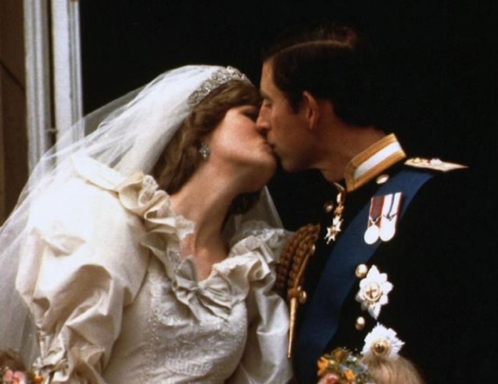 คู่สมรสบันลือโลก : เจ้าฟ้าชายชาร์ลส์กับไดอานา เจ้าหญิงแห่งเวลส์ จุมพิตหวานชื่นหลังพระราชพิธีอภิเษกสมรสเมื่อ 29 ก.ค.1981 - ภาพรอยเตอร์