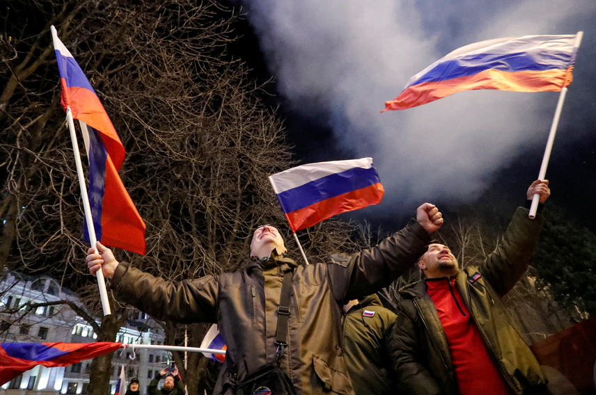 กลุ่มนักเคลื่อนไหวโปรรัสเซียในเมืองโดเนตสค์ (Donetsk) ออกมาจุดพลุเฉลิมฉลองบนท้องถนน หลังจากที่ประธานาธิบดี วลาดิมีร์ ปูติน แห่งรัสเซีย ลงนามกฤษฎีการับรองเอกราชของ 2 แคว้นกบฏในยูเครนตะวันออก เมื่อวันที่ 21 ก.พ.