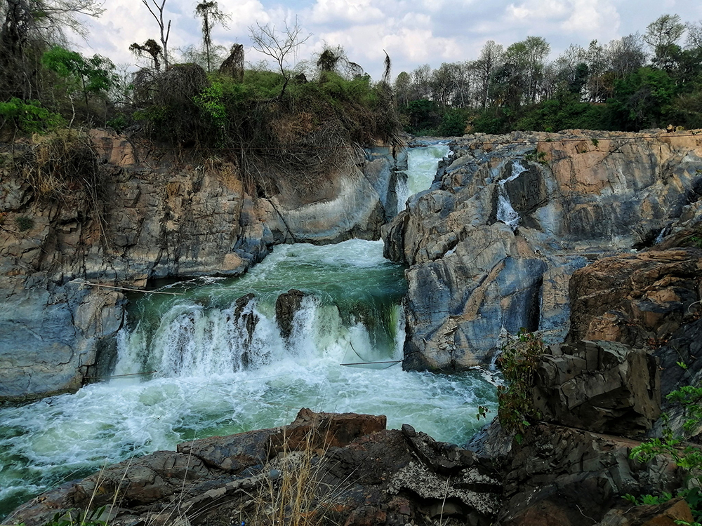 น้ำตกคอนพะเพ็ง ก.พ. 65 มีน้ำน้อยมากเป็นประวัติการณ์ (ภาพจากเพจ : เที่ยวอยู่ลาว Stay in Laos) 