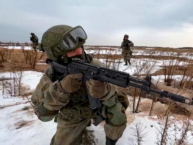 (ภาพจากแฟ้ม) ทหารรัสเซียขณะซ้อมรบที่บริเวณใกล้ชายแดนยูเครน (ภาพเผยแพร่โดยกระทรวงกลาโหมรัสเซีย)