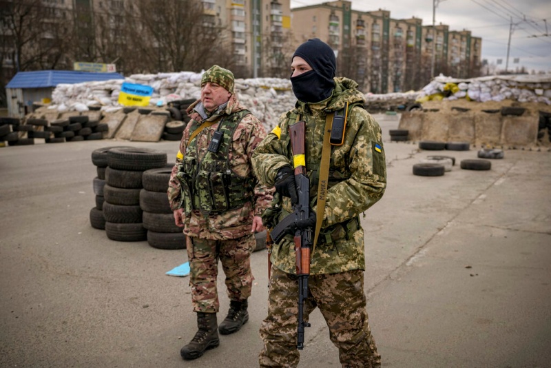 ทหารยูเครนยืนรักษาการณ์อยู่ที่จุดตรวจบนถนนสายหลักสายหนึ่งของกรุงเคียฟ เมืองหลวงยูเครน เมื่อวันที่ 7 มี.ค. 2022