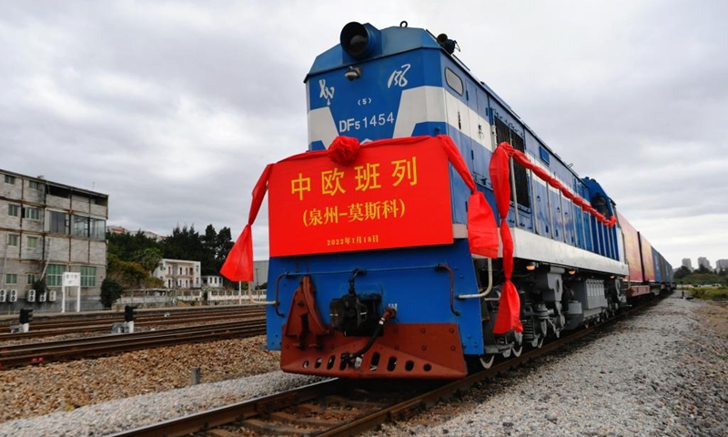รถไฟขนส่งสินค้าจีน-ยุโรปออกจากสถานีเมืองเฉวียนโจว มณฑลฝูเจี้ยนทางภาคตะวันออกของจีน มุ่งหน้าสู่กรุงมอสโกของรัสเซียเมื่อวันที่ 18 ม.ค. 2565 –ภาพซินหัว