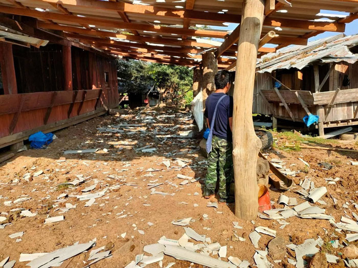 บ้านเรือนที่ได้รับความเสียหายจากจรวดที่ยิงลงมาจากเครื่องบินรบพม่าเมื่อเช้าวันนี้ ที่บ้านอูกะเยคี ตำบลซุกะลี อำเภอกอกะเรก จังหวัดดูบลายา