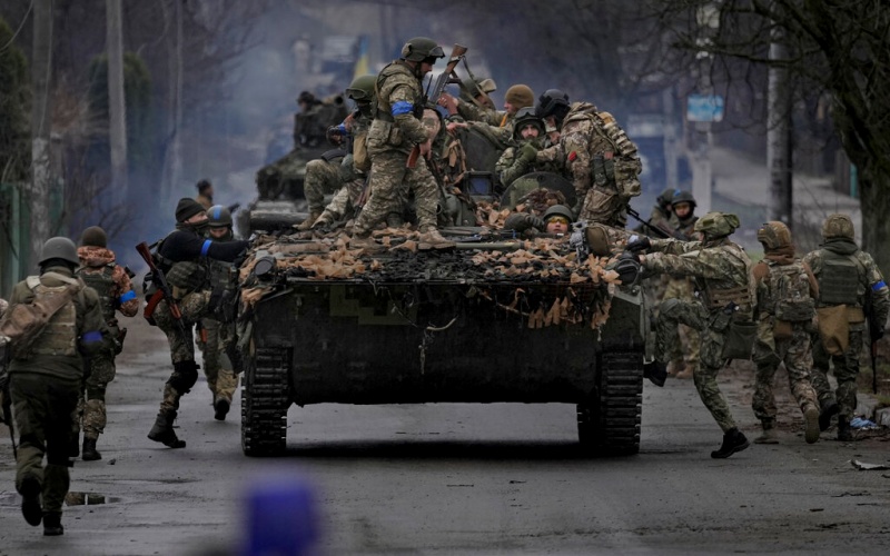 ทหารยูเครนปีนขึ้นยานหุ้มเกราะคันหนึ่งบริเวณนอกกรุงเคียฟ เมืองหลวงของยูเครน เมื่อวันเสาร์ที่ 2 เมษายน ภายหลังกองทหารรัสเซียถอนออกไปจากพื้นที่แคว้นเคียฟ และข่าวต่อมาระบุว่า กองทัพรัสเซียหันไปรวมศูนย์มุ่งโจมตีภูมิภาคดอนบาสส์ ทางภาคตะวันออกของยูเครน