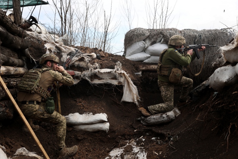 ทหารยูเครนยิงปืนเล็กยาวจากสนามเพลาะแห่งหนึ่งบริเวณแนวหน้าที่เผชิญหน้ากับกองทหารฝ่ายรัสเซีย ในแคว้นลูฮันสก์ ของยูเครนตะวันออกเมื่อวันจันทร์ (11 เม.ย.)