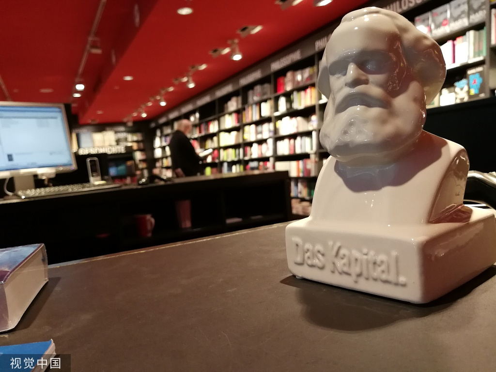 รูปปั้นของคาร์ล มาร์กซ์ ที่ร้านหนังสือในกรุงเบอร์ลิน เยอรมนี -ภาพ VCG
