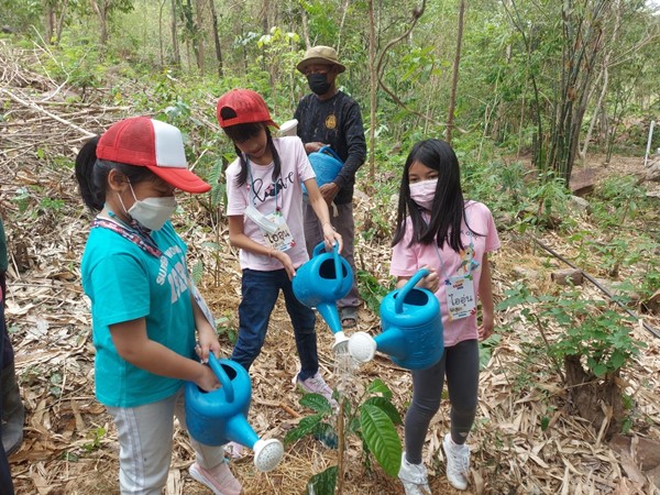 กรมป่าไม้ร่วมกับ CPF พาน้องๆ เรียนรู้ฟื้นฟูป่าผ่านห้องเรียนธรรมชาติ โครงการ "รักษ์นิเวศ เขาพระยาเดินธง"
