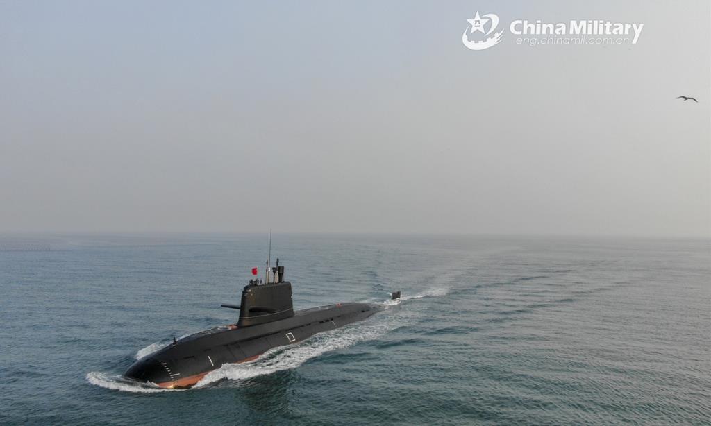 เรือดำน้ำกำลังซ้อมรบนอกชายฝั่งเมื่อวันที่ 23 มี.ค.2565 อยู่ในสังกัดกองเรือดำน้ำของกองบัญชาการกองทัพภาคเหนือแห่งกองทัพปลดแอกประชาชนจีน (พีแอลเอ)