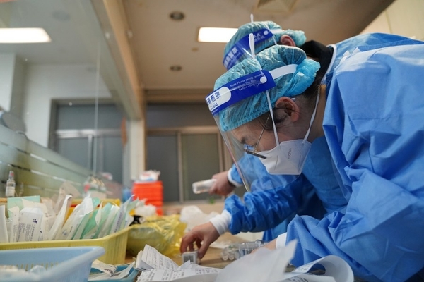 (แฟ้มภาพซินหัว : พยาบาลจัดเตรียมยาสำหรับผู้ป่วยที่ศูนย์ฉุกเฉินประจำโรงพยาบาลแห่งหนึ่งในนครเซี่ยงไฮ้ทางตะวันออกของจีน วันที่ 1 เม.ย. 2022)