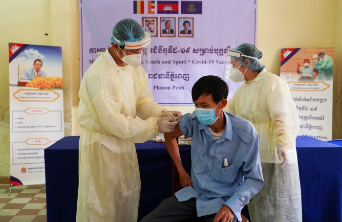 กัมพูชาเตรียมฉีดวัคซีนป้องกันโควิดเข็มที่ 5 ให้บุคลากรด่านหน้า 