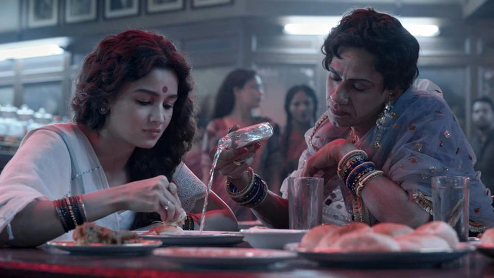 หนึ่งในฉากอาหารที่ปรากฏในหนัง (ภาพจาก “Gangubai Kathiawadi หญิงแกร่งแห่งมุมไบ” จาก Netflix)