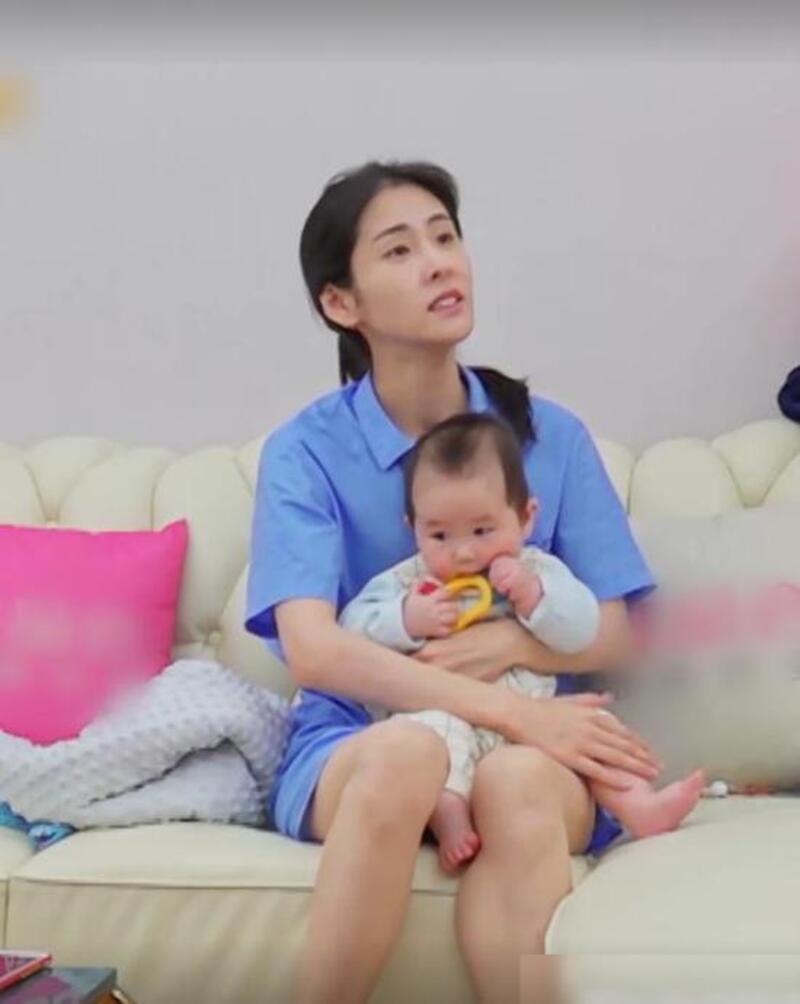 จางปี้เฉินอุ้มลูกของเธอซึ่งยังเป็นเด็กทารกอยู่ น่ารักน่าเอ็นดูมากๆ (ภาพจาก zx.sina.cn)
