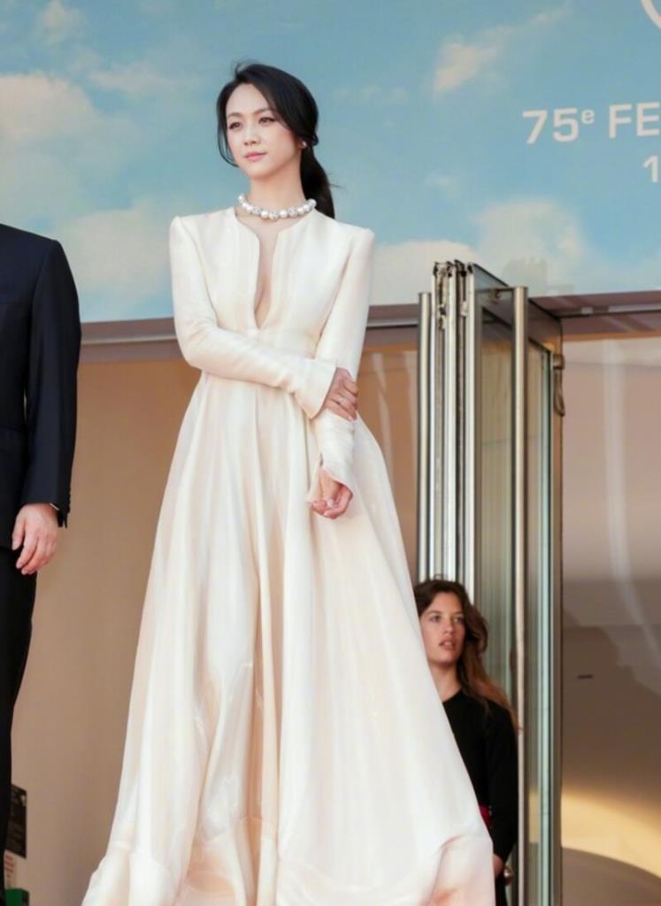ทังเหวยในลุคสวยแบบละมุนยืนโพสต์ท่าแบบเผลอ ยังดูสวยมากๆ (ภาพจาก fashion.sina.com.cn)