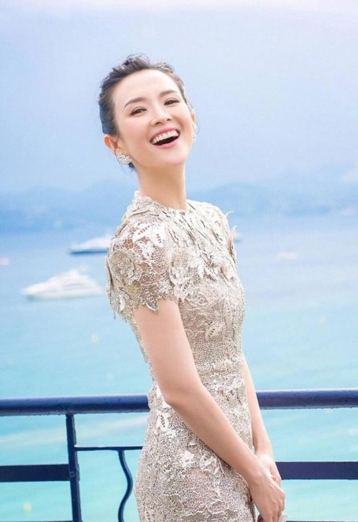 จางจื่ออี๋กับรอยยิ้มแสนสดใสยืนอยู่ริมระเบียงชายหาด เป็นภาพที่ดูเพอร์เฟ็กต์มากๆ (ภาพจาก sohu.com)