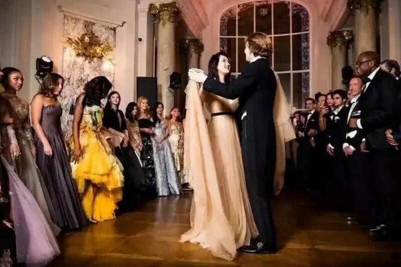 แอนนาเบล เหยาเต้นรำกับเจ้าชายเบลเยียม ซึ่งมีแขกเพียง 20 คนในโลกที่ได้รับเชิญเข้างานเต้นรำ Le Bal (ภาพจาก new.qq.com)