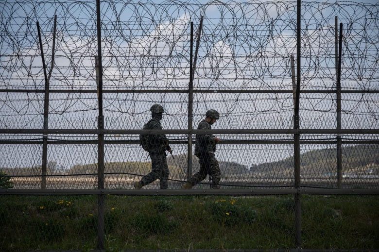 ทหารเกาหลีใต้ออกลาดตระเวนตามแนวพื้นที่เขตปลอดทหาร (Demilitarized Zone หรือ DMZ) ที่แยกระหว่างเกาหลีเหนือกับเกาหลีใต้  ดังในภาพจากแฟ้มภาพนี้  ยูเครนในอนาคตข้างหน้าก็จะถูกแบ่งแยกออกเป็น 2 ส่วนเช่นนี้หรือ?