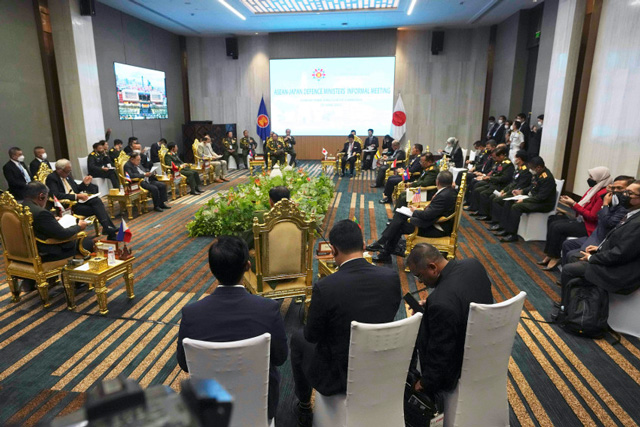 รัฐมนตรีกระทรวงกลาโหมของชาติสมาชิกอาเซียน เข้าร่วมการประชุม ที่กรุงพนมเปญ ประเทศกัมพูชา เมื่อวันพุธ (ภาพเอพี)