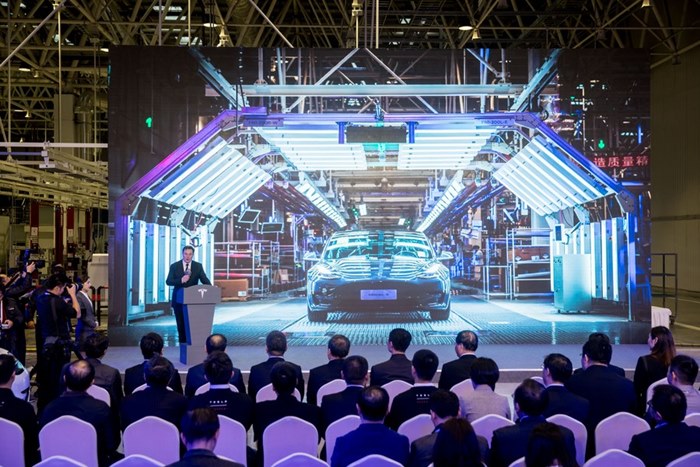 อีลอน มัสก์ ซีอีโอของเทสลากล่าวสุนทรพจน์ในพิธีส่งมอบรถเทสลา โมเดล 3 ที่ผลิตในจีน พร้อมเปิดตัวโครงการผลิตรถโมเดล วาย ณ มหานครเซี่ยงไฮ้  ภาพเมื่อวันที่ 7 ส.ค. 2020 (แฟ้มภาพซินหัว)
