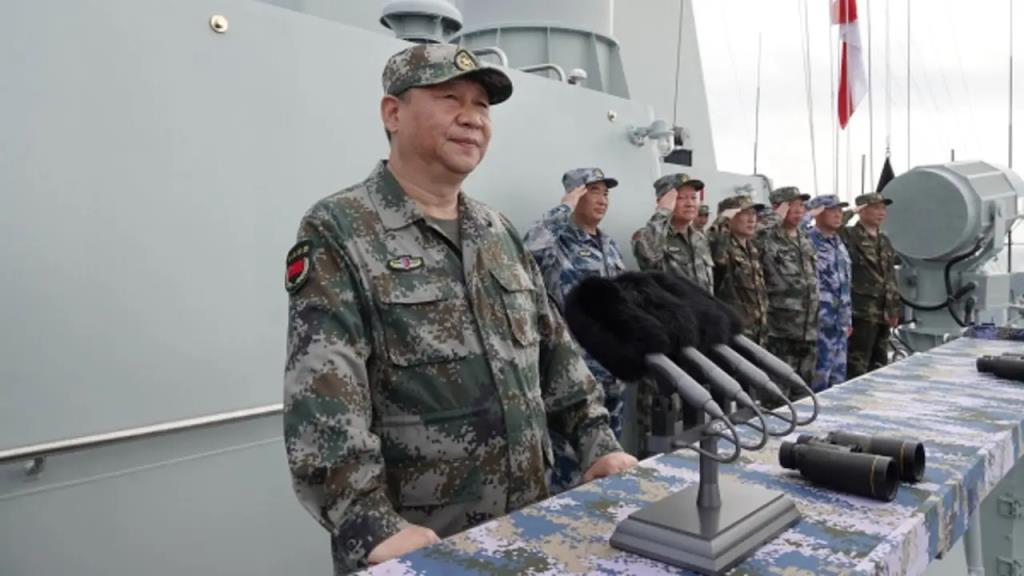 ประธานาธิบดีสี จิ้นผิง ของจีน ตรวจพลทางทะเลในทะเลจีนใต้เมื่อเดือนเมษายน 2018