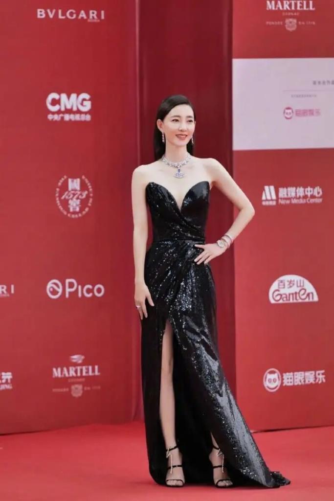 หวังลี่คุน ปรากฏตัวในงานนี้ในชุดราตรีเกาะอกยาวสีดำ กับเครื่องประดับเพชร และผมยาวสลวย (ภาพจาก weibo.com)