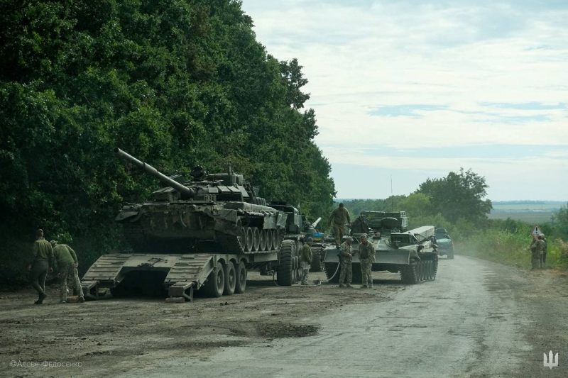 ทหารยูเครนเตรียมลำเลียงรถถังรัสเซียคันหนึ่งที่ยึดเอาไว้ได้ระหว่างการปฏิบัติการรุกตอบโต้ ณ พื้นที่หนึ่งในแคว้นคาร์คีฟ ทางภาคตะวันออกเฉียงเหนือของยูเครน (ภาพที่เผยแพร่โดยฝ่ายประชาสัมพันธ์ของกองบัญชาการทหารสูงสุดกองทัพยูครนในวันอาทิตย์ที่ 11 ก.ย.)