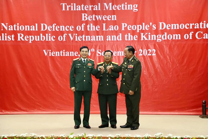 รัฐมนตรีกระทรวงกลาโหม 3 ประเทศ เวียดนาม (ซ้าย) ลาว (กลาง) และกัมพูชา (ขวา) มาร่วมประชุมกันครั้งแรกที่นครหลวงเวียงจันทน์ เมื่อวันที่ 14 กันยายน 2565