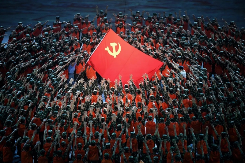 การแสดงระบำเชิดชูพรรค ซึ่งเป็นส่วนหนึ่งของรายการแสดงเฉลิมฉลองวาระครบรอบ 100 ปีแห่งการก่อตั้งพรรคคอมมิวนิสต์แห่งประเทศจีน ณ สนามกีฬาแห่งชาติกรุงปักกิ่ง หรือที่รู้จักกันในฉายา “รังนก” เมื่อวันที่ 28 มิถุนายน 2021 ทั้งนี้ ทางการจีนมุ่งหวังอาศัยข้อเด่นในระบบเผด็จการรวมศูนย์อำนาจของตน มาผลักดันการพัฒนาด้านไฮเทคซึ่งกำลังถูกสหรัฐฯ ขัดขวางสกัดกั้น