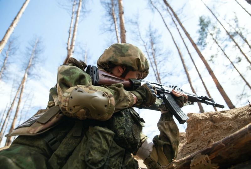 ทหารรัสเซียเล็งปืนไปยังเป้าหมาย ในพื้นที่แห่งหนึ่งของภูมิภาคดอนบาส ทางยูเครนตะวันออก