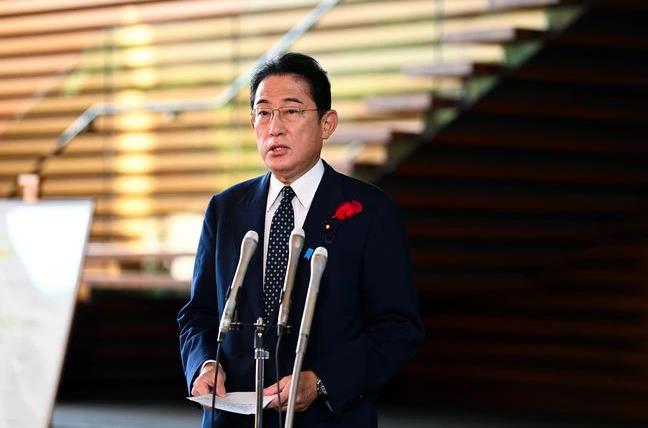 นายกรัฐมนตรีฟุมิโอะ คิชิดะ พูดกับนักข่าวที่สำนักนายกรัฐมนตรีเมื่อวันที่ 4 ต.ค. (ภาพอาซาฮีชิมบุน)