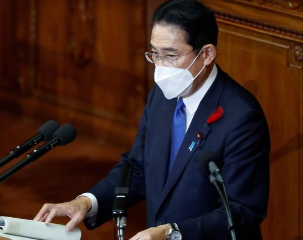 นายกรัฐมนตรีฟุมิโอะ คิชิดะ กล่าวสุนทรพจน์นโยบายระหว่างการประชุมพิเศษที่สภาล่างในกรุงโตเกียว ประเทศญี่ปุ่น เมื่อวันที่ 3 ตุลาคม 2022 (ภาพรอยเตอร์)