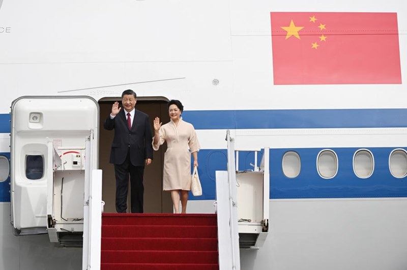สีจิ้นผิง ประธานาธิบดีจีน และเผิงลี่หยวน ผู้เป็นภริยา เดินทางถึงท่าอากาศยานนานาชาติบนเกาะบาหลีของอินโดนีเซีย เมื่อวันที่ 14 พ.ย.  เพื่อเตรียมเข้าร่วมการประชุมสุดยอดผู้นำกลุ่ม จี 20 (G20) ครั้งที่ 17 (แฟ้มภาพ ซินหัว)