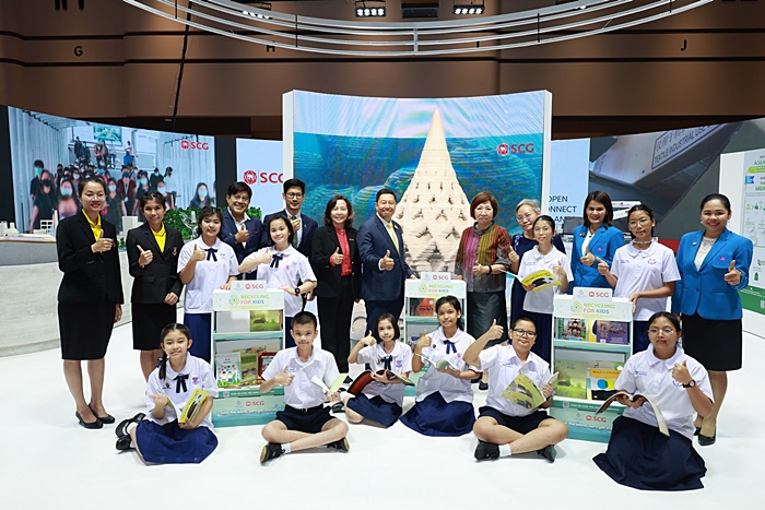 เอสซีจี ร่วมกับ APEC 2022 Thailand ส่งมอบชั้นหนังสือกระดาษรีไซเคิล