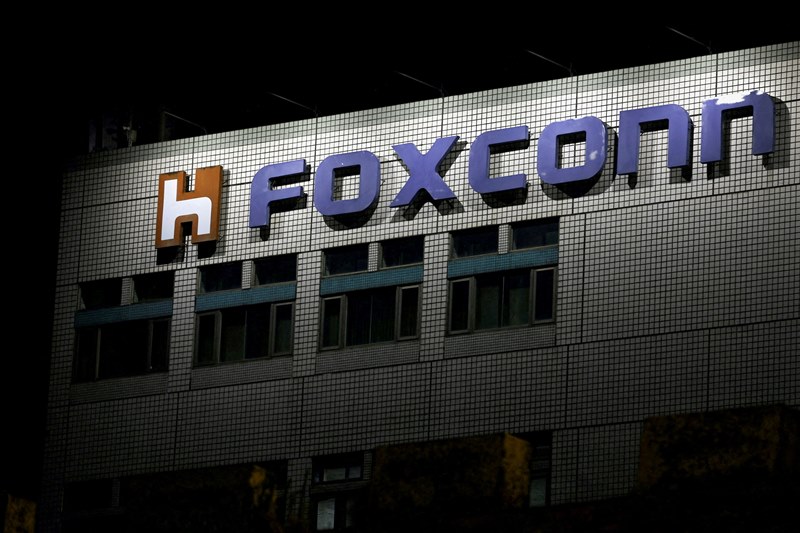 โลโกที่ทำการบริษัท ฟ็อกซ์คอนน์ ผู้รับจ้างผลิตด้านอิเล็กทรอนิกส์รายใหญ่ของโลกในไทเป ไต้หวัน (แฟ้มภาพรอยเตอร์)