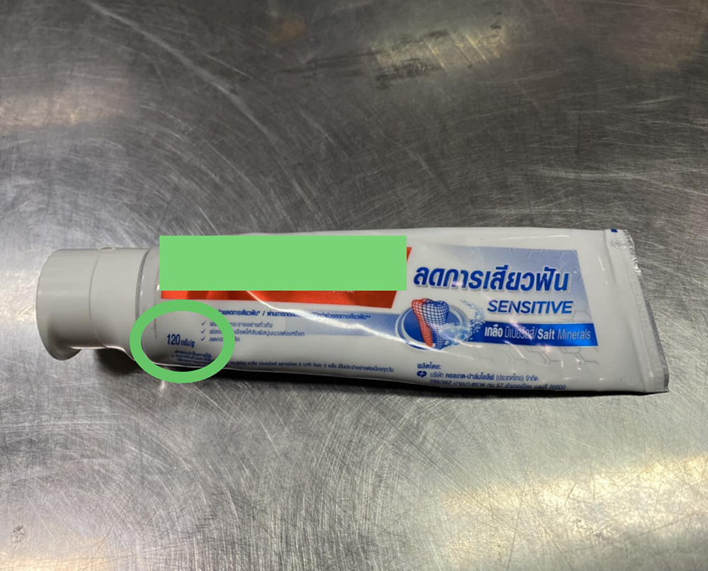 หลอดยาสีฟันขนาด 120 ml. ห้ามนำขึ้นเครื่องบิน (ภาพจาก : เฟซบุ๊ก Dr.Winai Dahlan) 