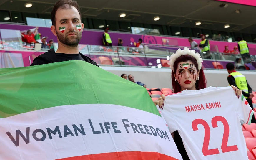 แฟนบอลหน่ายอเมริกาไม่แยกแยะกีฬา-การเมือง ตัดต่อภาพธงชาติอิหร่านหนุนผู้ประท้วง