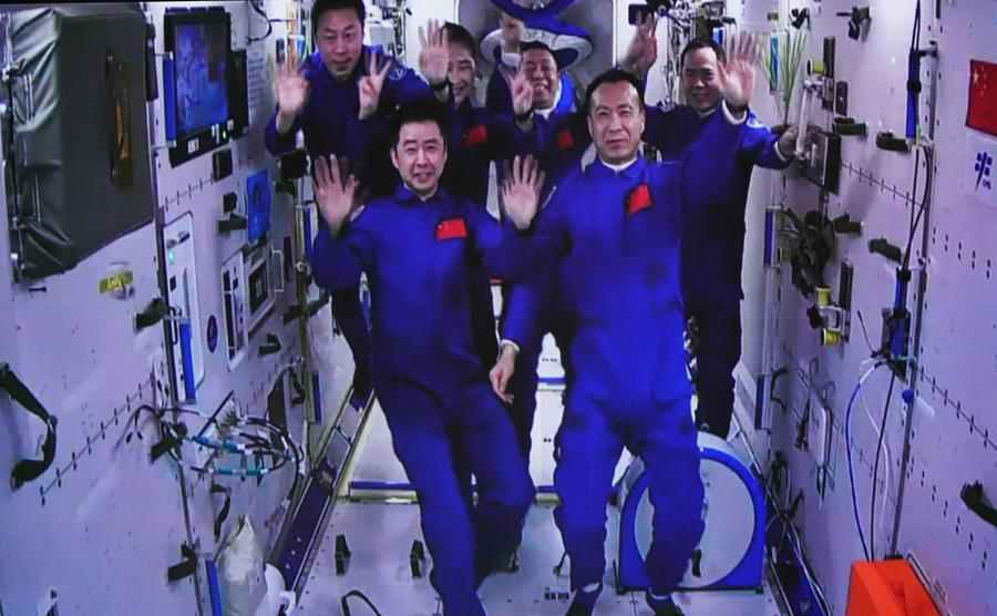 (ชมภาพ/คลิป) ภารกิจอวกาศจีนเดินหน้าก้าวใหญ่: นักบินอวกาศเสินโจว-15 มาถึงสถานีอวกาศ “วังแห่งสรวงสรรค์”