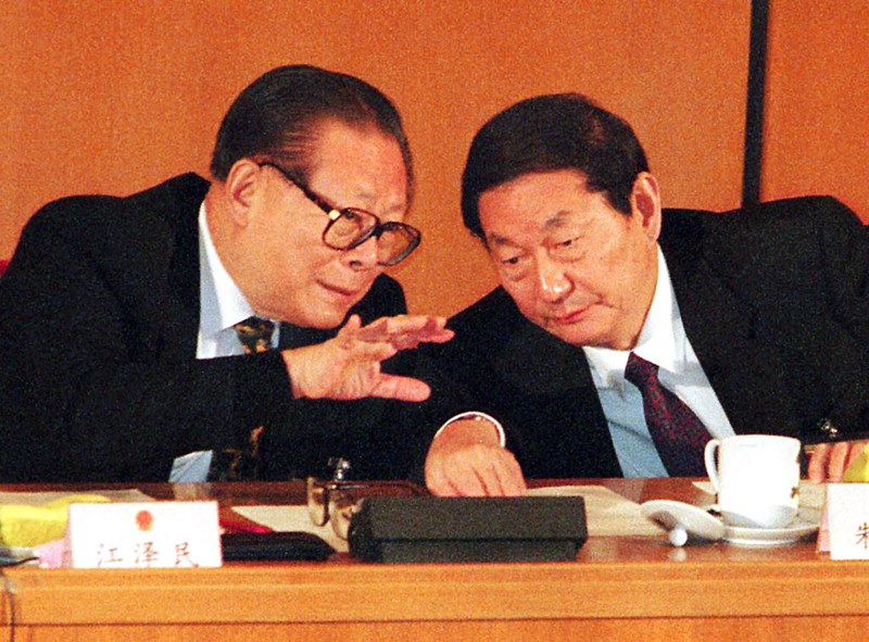  แฟ้มภาพ 5 มี.ค.1999 เจียงเจ๋อหมิน (ซ้าย) พูดคุยกับจู หรงจี ฉายา “ซาร์เศรษฐกิจแห่งจีน” ในการประชุมเต็มคณะของสภาประชาชนจีน กรุงปักกิ่ง