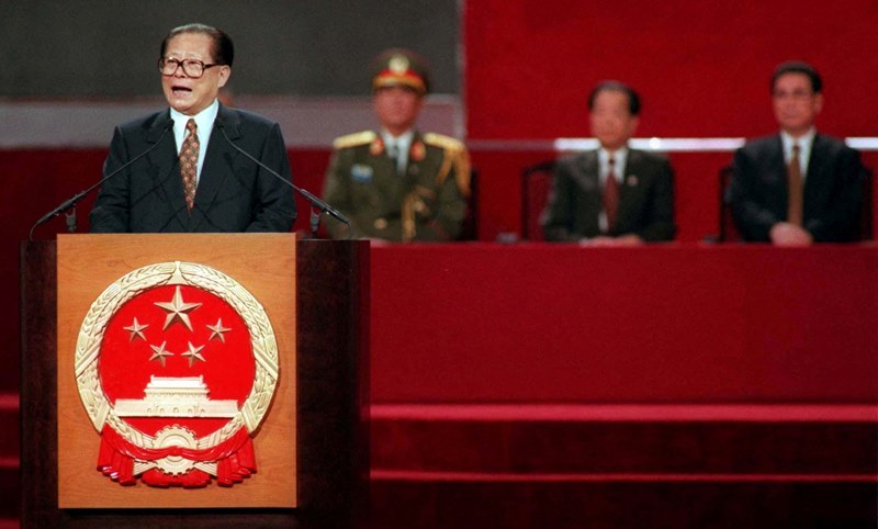 ประธานาธิบดีเจียงเจ๋อหมิน กล่าวคำปราศรัยในพิธีส่งมอบเกาะฮ่องกงคืนแก่จีนในเที่ยงคืนวันที่ 1 ก.ค.1997 (แฟ้มภาพ รอยเตอร์)
