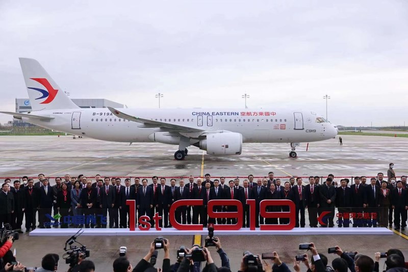 ภาพถ่ายหมู่ในพิธีส่งมอบเครื่องบินเจ็ทโดยสารซี 919 ซึ่งเป็นอากาศยานลำตัวแคบลำแรกที่ผลิตในประเทศจีน ภาพเมื่อวันที่ 9 ธ.ค.2022 (ภาพ ไชน่า เดลี่) 