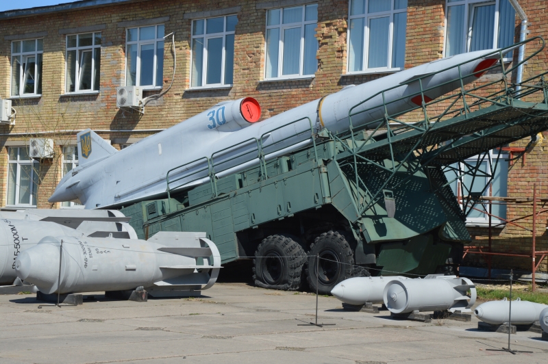 TU-141 โดรนตรวจการณ์และสอดแนมที่ใช้งานกันมาตั้งแต่ยุคสหภาพโซเวียต ตั้งแสดงอยู่ที่พิพิธภัณฑ์การบินแห่งรัฐของยูเครน ในกรุงเคียฟ ทั้งนี้ ยูเครนดัดแปลงโดรนชนิดนี้ให้กลายเป็นขีปนาวุธร่อนส่งไปโจมตีฐานทัพในรัสเซีย โดยได้รับความช่วยเหลือในเรื่องการนำทางจากดาวเทียมสหรัฐฯ (ภาพจากวิกิพีเดีย)
