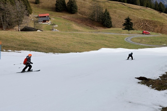 ต้องยกเลิกกิจกรรมการเล่นสกีหลายรายการเนื่องจากไม่มีหิมะในเมืองต่างๆ ในยุโรป (รอยเตอร์: เดนิส บาลีบูส)