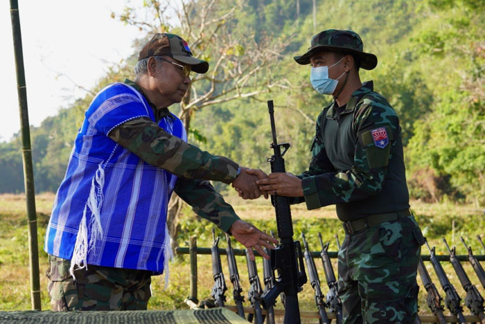 รัฐบาลเงาพม่าตั้งค่าย PDF ติดชายแดนไทย นายกฯ NUG เพิ่งทำพิธีมอบปืน