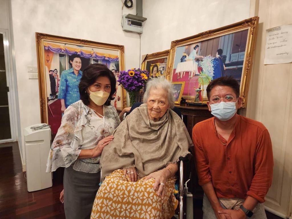 ภาพอาจารย์แม่ฉลองวันเกิดในวัย 87 กับครอบครัวที่อบอุ่น ซึ่งท่านก็ยังคงดูสุขภาพแข็งแรงอยู่